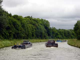 Rush hour on the Canal lateral a l'Oise
