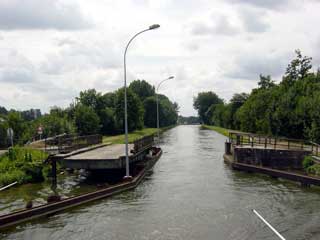 The swing bridge at Origny is left permanently open