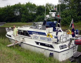 Our little used passarelle comes in handy for an impromptu  bankside mooring