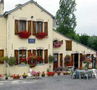 Most of the lock keepers like to decorate their cottage with flowers, like this one at Noyales