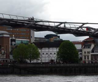 Globe Theatre framed by the Millennium bridge