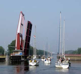 "Quickly to the first bridge" to join the convoy on the Middleburg canal