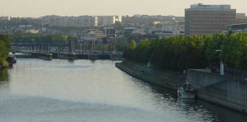 Our unconventional mooring at Suresnes lock