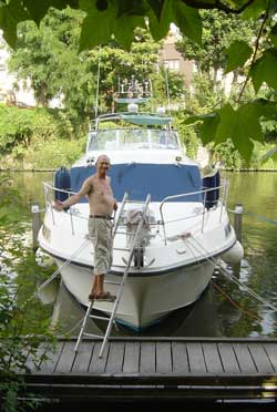 Our first ever "box" mooring and yet another use for the ladder