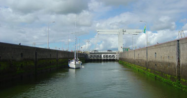 A rare view of the Zandkreeksluis without the usual crowd of yachts