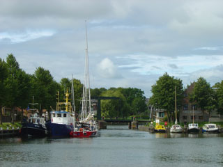The Kwikkelsbrug opens when three boats are waiting