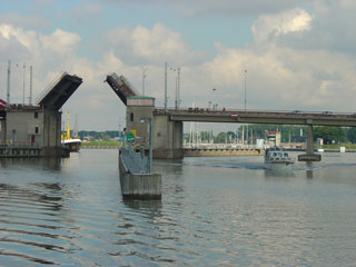 Motorboats can take the fixed span at the Schellingwouderbrug