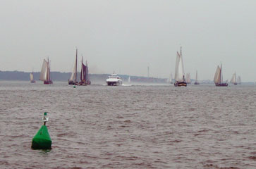 The Terschelling ferry approaches at high speed in the narrow channel
