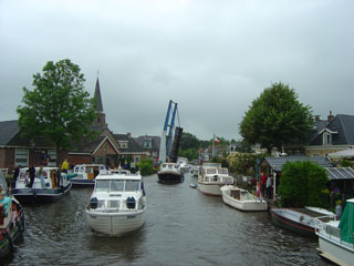 Rush hour at Warten village bridge