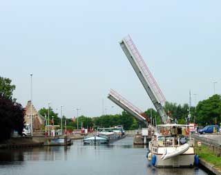 Waiting for a barge to lock rhrough at Dammepoortsluis