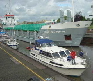 Sharing the Brunsbuttel lock with a variety of vessels