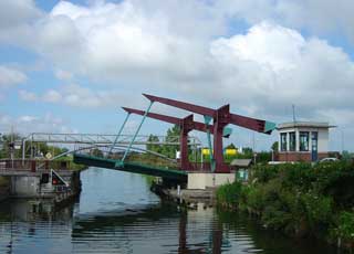 Lifting bridges and low bridges on the Canal de Furnes