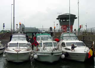Crewing in the rain at the Veere Sluis