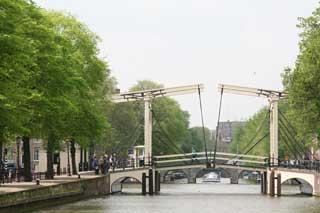 The rondvaarts can pass easily under the many low bridges