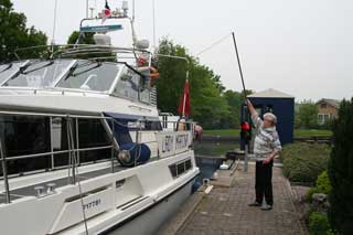 The fee at the Woerdense Verlaat sluis is collected in the time honoured fashion