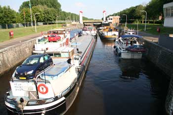 Packed like sardines into the Engelen lock