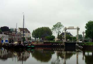 Mallegatsluis lies at the east end of the Turfsingel in the Museumhaven