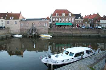 The twin steps of the fish market prevent collisions with crossing traffic