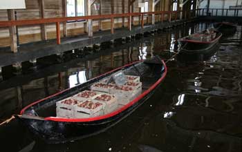 Produce arrives by boat at the Broekerveiling auction