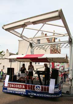 Singing girls entertain the high-street shoppers